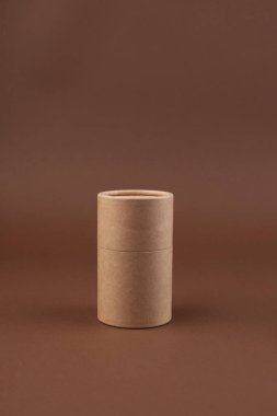 Kitaplı Minimalist Still Life ve Karton Tüplü Tarafsız Tonlar. Üzerinde karton bir tüp bulunan nötr renkli kitapların bulunduğu minimalist kompozisyon. Yüksek kalite fotoğraf