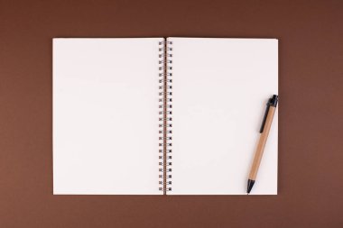 Kitaplı Minimalist Still Life ve Karton Tüplü Tarafsız Tonlar. Üzerinde karton bir tüp bulunan nötr renkli kitapların bulunduğu minimalist kompozisyon. Yüksek kalite fotoğraf