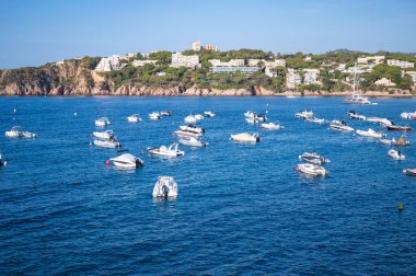 İspanya 'nın berrak mavi sularına demirlenmiş yat ve teknelerin canlı fotoğraflarıyla Akdeniz kıyısı manzaralı İspanyol Kıyı Kıyısı boyunca demirlemiş yatlar.