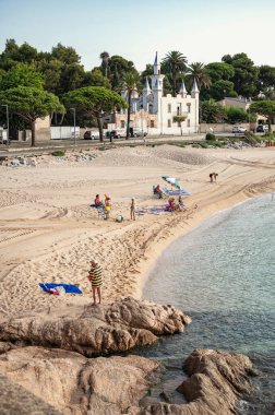 Rocky Shoreline ve Villas Akdeniz manzaralı İspanyol Sahil Manzarası. Kayalık kıyılar, geleneksel Akdeniz villaları ve açık mavi gökyüzüne karşı yemyeşil yemyeşil. 