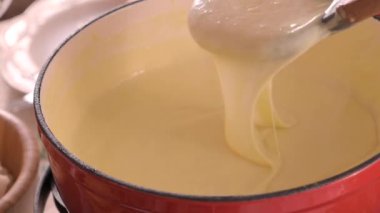 Sıcak İsviçre fondü seti, erimiş peynir, ekmek, turşu ve kırsal bir masada şarap. Reklamcılık, sosyal medya kampanyaları, ya da gıda ile ilgili promosyonlar. Yüksek kalite 4k görüntü