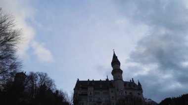 Almanya 'nın Bavyera kentindeki ikonik masal simgesi Neuschwanstein Şatosu' nun büyüleyici videosu güzel bir dağ zeminine karşı çekilmiştir. Avrupa 'yı tanıtan seyahat içeriği ve terfiler için mükemmel 