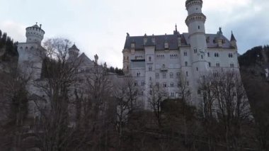 Almanya 'nın Bavyera kentindeki ikonik masal simgesi Neuschwanstein Şatosu' nun büyüleyici videosu güzel bir dağ zeminine karşı çekilmiştir. Avrupa 'yı tanıtan seyahat içeriği ve terfiler için mükemmel 