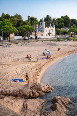 Rocky Shoreline ve Villas Akdeniz manzaralı İspanyol Sahil Manzarası. Kayalık kıyılar, geleneksel Akdeniz villaları ve açık mavi gökyüzüne karşı yemyeşil yemyeşil. 