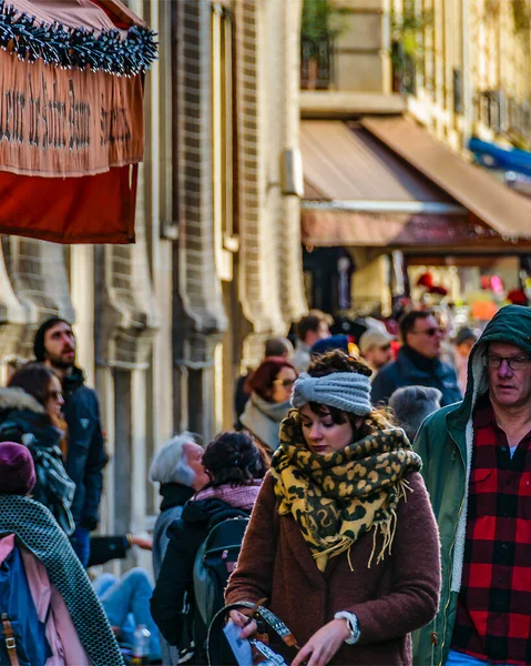 フランス 2020 フランスの通りを歩くロングショット都市シーンの群衆 — ストック写真