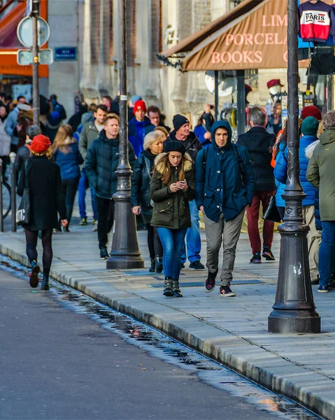 Париж Франция Январь 2020 Длинный Снимок Городской Сцены Толпы Идущей — стоковое фото