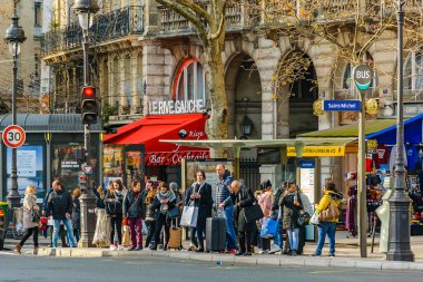 PARIS, FRANCE, HAZİRAN - 2020 - Paris, Fransa caddesinde yürüyen şehirli kalabalık