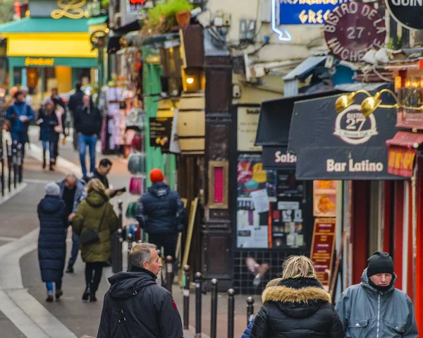 PARIS, FRANCE, HAZİRAN - 2020 - Paris, Fransa caddesinde yürüyen şehirli kalabalık