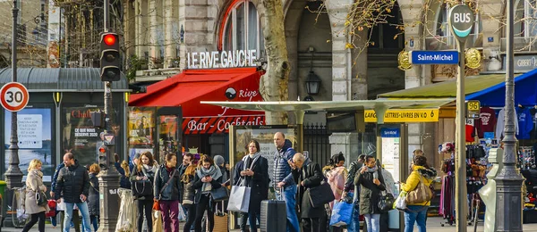 Paris Francja Styczeń 2020 Dalekie Ujęcie Miejskiego Tłumu Spacerującego Ulicą — Zdjęcie stockowe