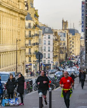 PARIS, FRANCE, HAZİRAN - 2020 - Paris, Fransa 'nın Latin Mahallesi' nde kaldırımda koşan adamlar