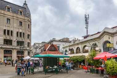 MONTEVIDEO, URUGUAY, OCTOBER - 2021 - Mercado del Puerto 'daki şehir günü sahnesi, Montevideo' nun tarihi merkezinin ünlü yiyecek ve içecek bölgesi, uruguay