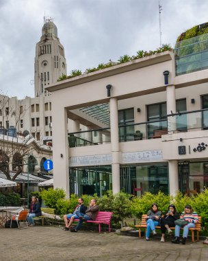 MONTEVIDEO, URUGUAY, OCTOBER - 2021 - Mercado del Puerto 'daki şehir günü sahnesi, Montevideo' nun tarihi merkezinin ünlü yiyecek ve içecek bölgesi, uruguay