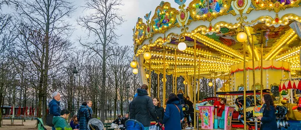 フランス 2020 フランスのパリ市で冬の日に遊園地のアトラクションを楽しむ人々 — ストック写真