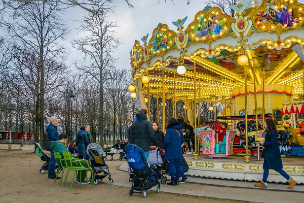 フランス 2020 フランスのパリ市で冬の日に遊園地のアトラクションを楽しむ人々 — ストック写真