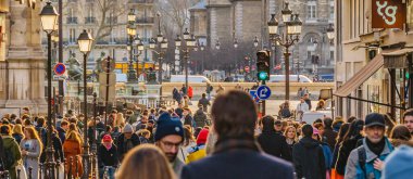 PARIS, FRANCE, HAZİRAN - 2020 - Paris, Fransa caddesinde yürüyen şehirli kalabalık