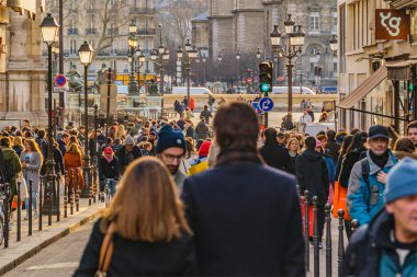 PARIS, FRANCE, HAZİRAN - 2020 - Paris, Fransa caddesinde yürüyen şehirli kalabalık