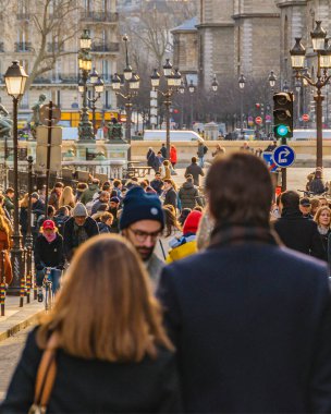 PARIS, FRANCE, HAZİRAN - 2020 - Paris, Fransa caddesinde yürüyen şehirli kalabalık