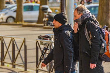 PARIS, FRANCE, HAZİRAN - 2020 - Paris, Fransa caddesinde yürüyen şehir manzaralı adamlar