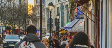 PARIS, FRANCE, HAZİRAN - 2020 - Paris, Fransa caddesinde yürüyen şehirli kalabalık