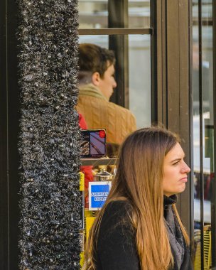 PARIS, FRANCE, HAZİRAN - 2020 Paris, Fransa 'nın tarihi merkezindeki kafeteryadaki insanlar