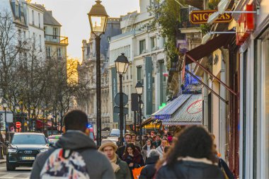 PARIS, FRANCE, HAZİRAN - 2020 - Paris, Fransa caddesinde yürüyen şehirli kalabalık