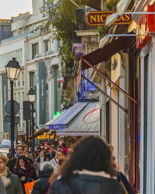 PARIS, FRANCE, HAZİRAN - 2020 - Paris, Fransa caddesinde yürüyen şehirli kalabalık