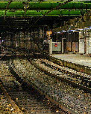 Metroda, Paris 'te, Fransa' da iç mekan boş.