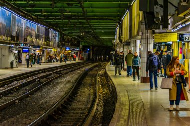 PARIS, FRANCE, HAZİRAN - 2020 Metro, Paris, Fransa 'da iç mekan