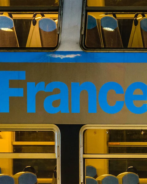 フランス 2020年1月 2020年1月 パリ市内の地下鉄を通過する列車 — ストック写真