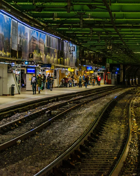 Paris Francja Styczeń 2020 Wewnętrzna Scena Nocna Metrze Paryż Francja — Zdjęcie stockowe