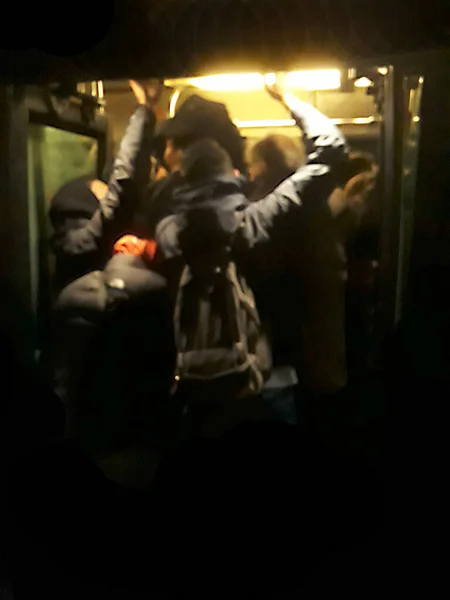 Tłoczno Autobusie Publicznym Scena Nocna Kontrast Wysoki Paryż Francja — Zdjęcie stockowe