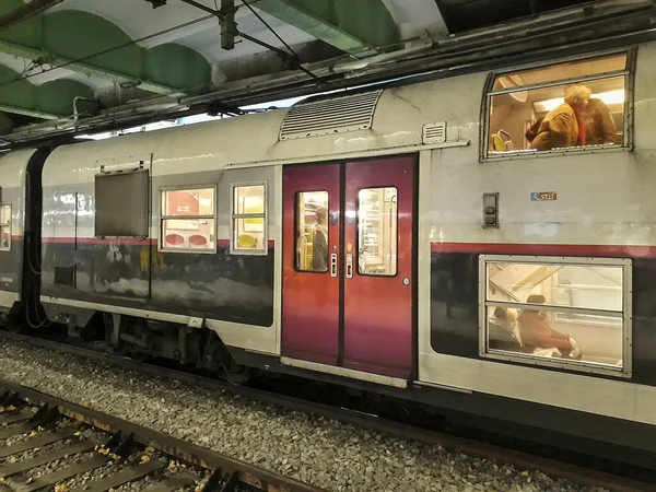 París Francia Enero 2020 Tren Que Pasa Metro Ciudad París —  Fotos de Stock