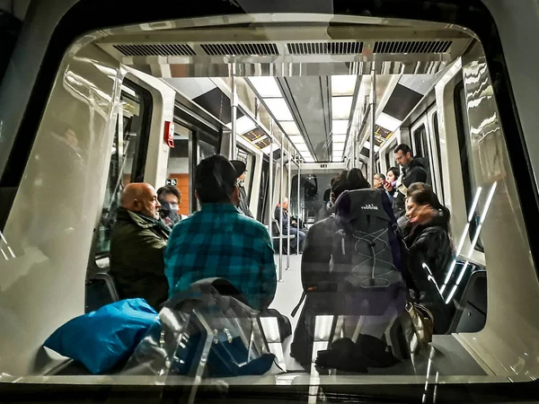 Lidé Uvnitř Autobusu Spojující Terminály Letiště Barajas Španělsko — Stock fotografie