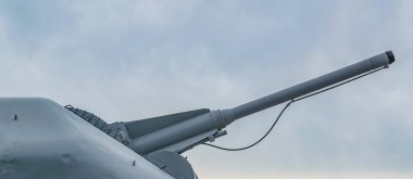 Gökyüzü arka planında panoramik manzara savaş gemisi füzesi