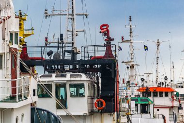 MONTEVIDEO, URUGUAY, ECTOBER - 2021 Montevideo limanına park edilmiş römorkör, uruguay