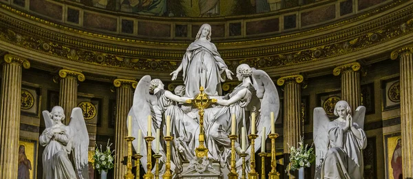Скульптуры Алтаря Знаменитой Церкви Мадлен Париж Франция — стоковое фото