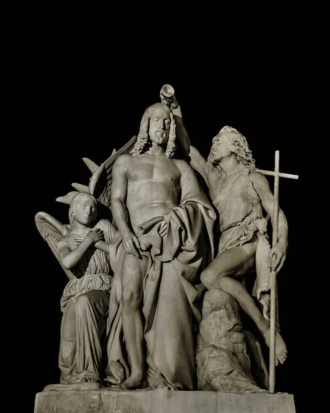 Symboliczne Rzeźby Chrześcijańskie Odizolowane Czarnym Zdjęciu — Zdjęcie stockowe