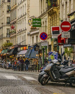 PARIS, FRANCE, HAZİRAN - 2020 - Paris, Fransa Caddesi 'ndeki kentsel kış manzarası