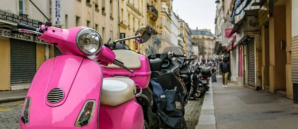フランス 2020 フランスの通りに駐車ロングショット都市シーンピンクスクーター — ストック写真