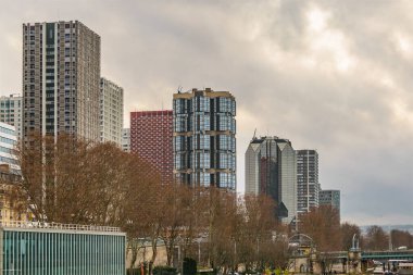 Sena Nehri, Paris, Fransa üzerindeki modern nehir manzaralı apartmanlar.