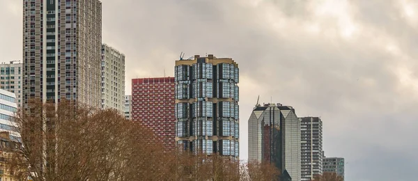 塞纳河 法国的现代滨河公寓楼 — 图库照片