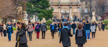 Kalabalık ünlü tuileries bahçesinde yürüyor, Paris, Fransa