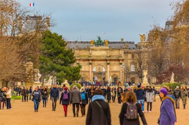 Kalabalık ünlü tuileries bahçesinde yürüyor, Paris, Fransa