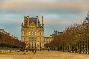 Ünlü Tuileries Garden, Paris, Fransa 'da kış günü sahnesi