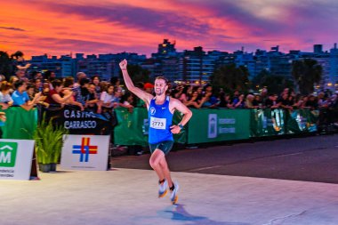 MONTEVIDEO, URUGUAY, NOVEMBER - 2022 - Atletin San Felipe y Santiago yarışına ulaşması, Montevideo şehrinin en geleneksel koşu yarışı, uruguay