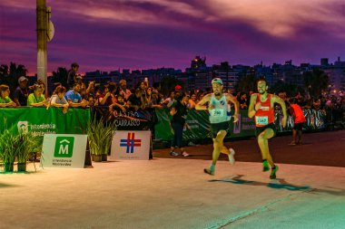 MONTEVIDEO, URUGUAY, NOVEMBER - 2022 - Atletler San Felipe y Santiago yarışına geliyorlar, Montevideo şehrinin en geleneksel koşu yarışı, uruguay