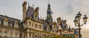 PARIS, FRANCE, HAZİRAN - 2020 - Paris, Fransa 'daki belediye binasında kış günü sahnesi