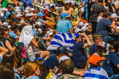 MONTEVIDEO, URUGUAY, NOVEMBER - 2022 - Sokaktaki kalabalık uruguay 'a karşı Corea Dünya Kupası maçını izliyor