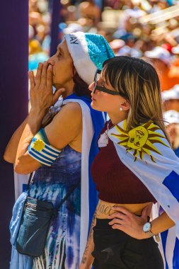 MONTEVIDEO, URUGUAY, NOVEMBER - 2022 - Anne ve kız Uruguay 'a karşı Corea Dünya Kupası maçını izliyorlar