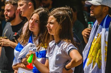 MONTEVIDEO, URUGUAY, NOVEMBER - 2022 - Sokaktaki kalabalık uruguay 'a karşı Corea Dünya Kupası maçını izliyor